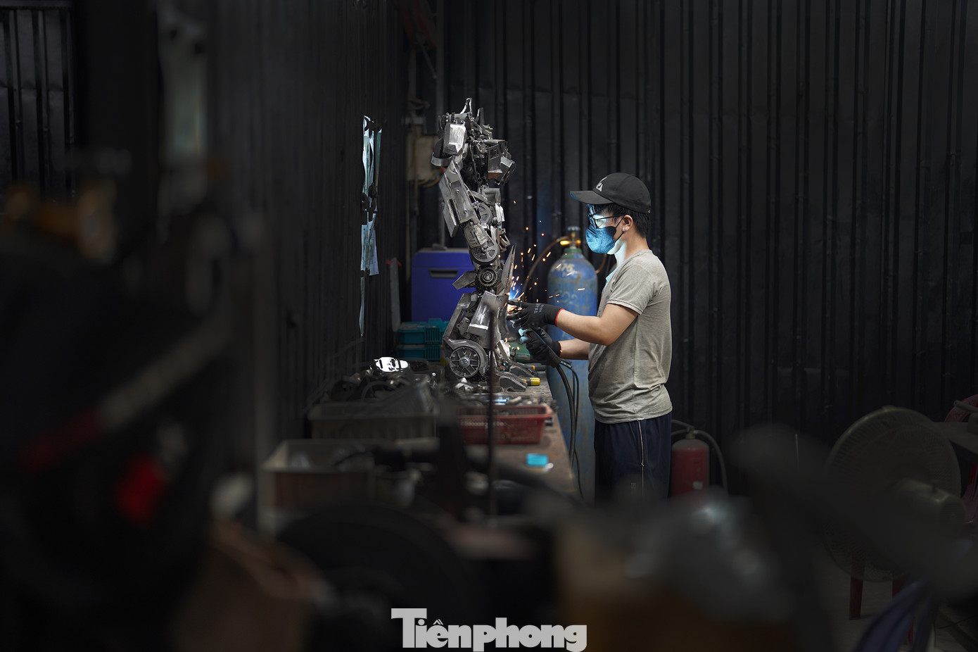 "Cách đây 4-5 năm, tôi đã nhen nhóm một ý tưởng phá cách dành cho các linh kiện ô tô, xe máy…Theo thời gian tích luỹ kinh nghiệm, các sản phẩm của xưởng hiện đã khá hoàn thiện về mặt kỹ thuật cũng như mỹ thuật. Hiện tại, công việc chế tác được hỗ trợ nhiều từ công nghệ nhưng cơ bản vẫn giữ tính thủ công làm chủ đạo cho cái hồn của từng sản phẩm", anh Tuấn Anh chia sẻ. "Cách đây 4-5 năm, tôi đã nhen nhóm một ý tưởng phá cách dành cho các linh kiện ô tô, xe máy…Theo thời gian tích luỹ kinh nghiệm, các sản phẩm của xưởng hiện đã khá hoàn thiện về mặt kỹ thuật cũng như mỹ thuật. Hiện tại, công việc chế tác được hỗ trợ nhiều từ công nghệ nhưng cơ bản vẫn giữ tính thủ công làm chủ đạo cho cái hồn của từng sản phẩm", anh Tuấn Anh chia sẻ.