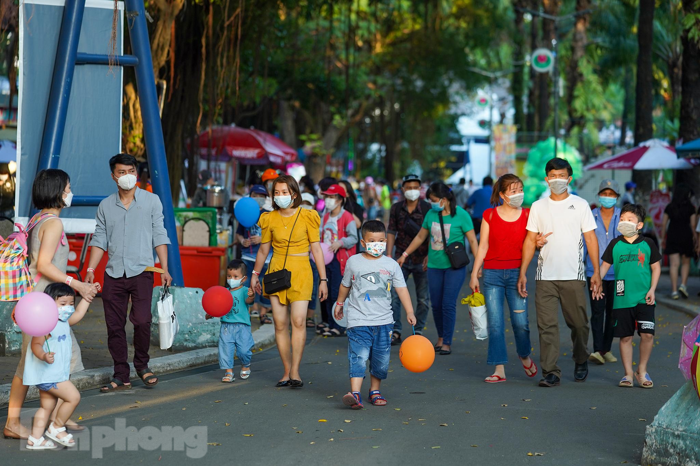 Người dân tuân thủ tốt nguyên tắc đeo khẩu trang khi đến nơi đông người, các gia đình di chuyển cũng giữ khoảng cách với nhau.