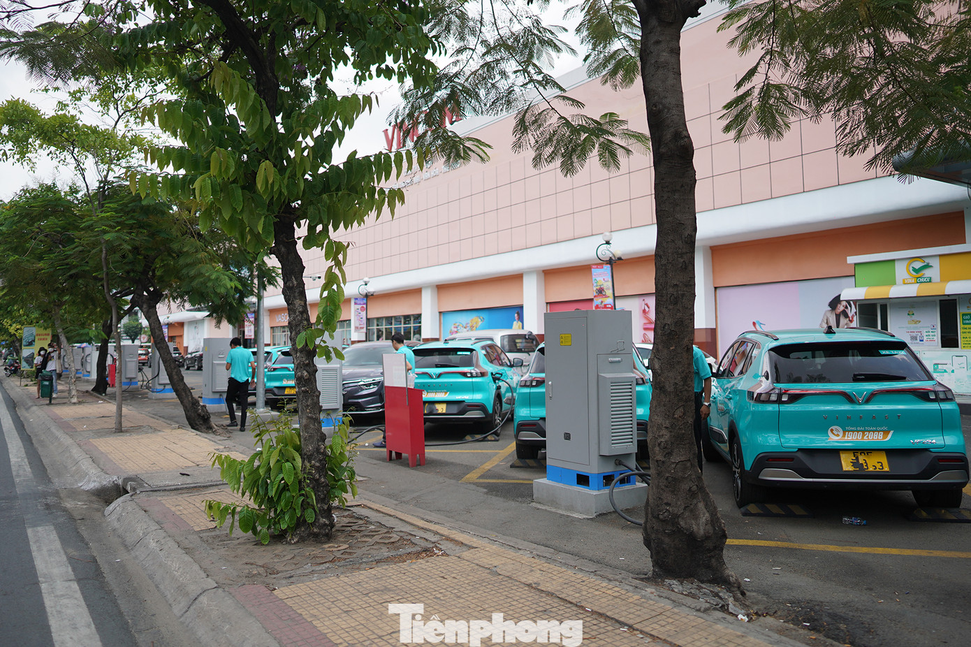 Trạm nạp điện tại một trung tâm thương mại trên đường Cộng Hoà (quận Tân Bình) cũng hàng dài ô tô chờ đến lượt. &quot;Nắng nóng nên máy điều hoà của ô tô cũng hoạt động nhiều hơn bình thường. Chính vì thế, ô tô điện cũng tiêu thụ năng lượng nhiều hơn bình thường&quot;, một tài xế taxi điện chia sẻ.