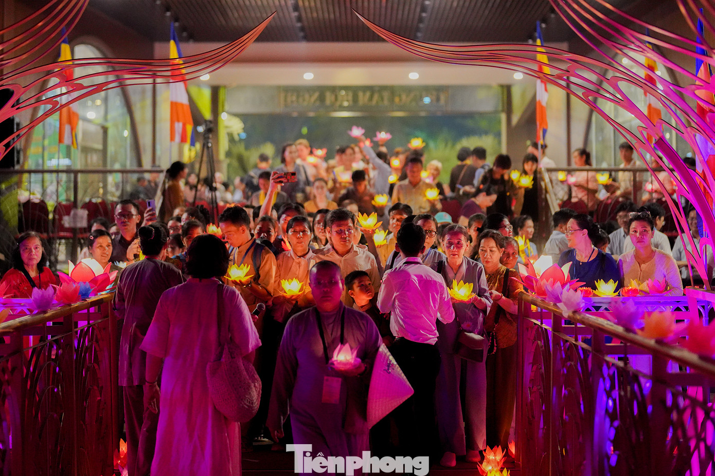 Hàng nghìn người cùng nhau thành tâm cầu nguyện cho hòa bình thế giới, quốc thái dân an, cho nhân loại vượt qua những biến động và khổ đau.