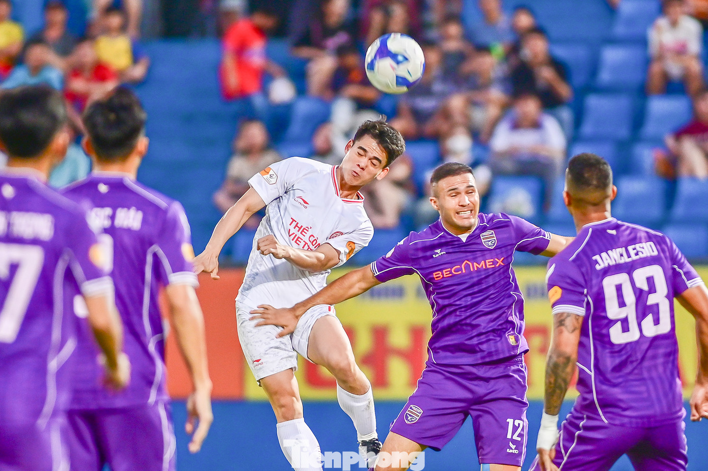 Phút thứ 6, Tiến Anh xoay người tung đường chuyền, Khuất Văn Khang áp sát đánh đầu tung lưới chủ nhà. Trọng tài thổi phạt Văn Khang, cầu thủ Thể Công Viettel phản đối. 4 phút sau, trọng tài công nhận bàn thắng cho Khuất Văn Khang sau khi tham khảo VAR.