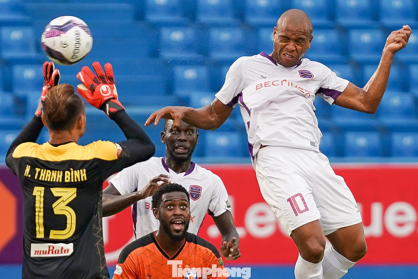 Thực tế, số 10 của SHB Đà Nẵng luôn bị lép vế trước ngoại binh của B.Bình Dương trong suốt trận đấu. Thực tế, số 10 của SHB Đà Nẵng luôn bị lép vế trước ngoại binh của B.Bình Dương trong suốt trận đấu.