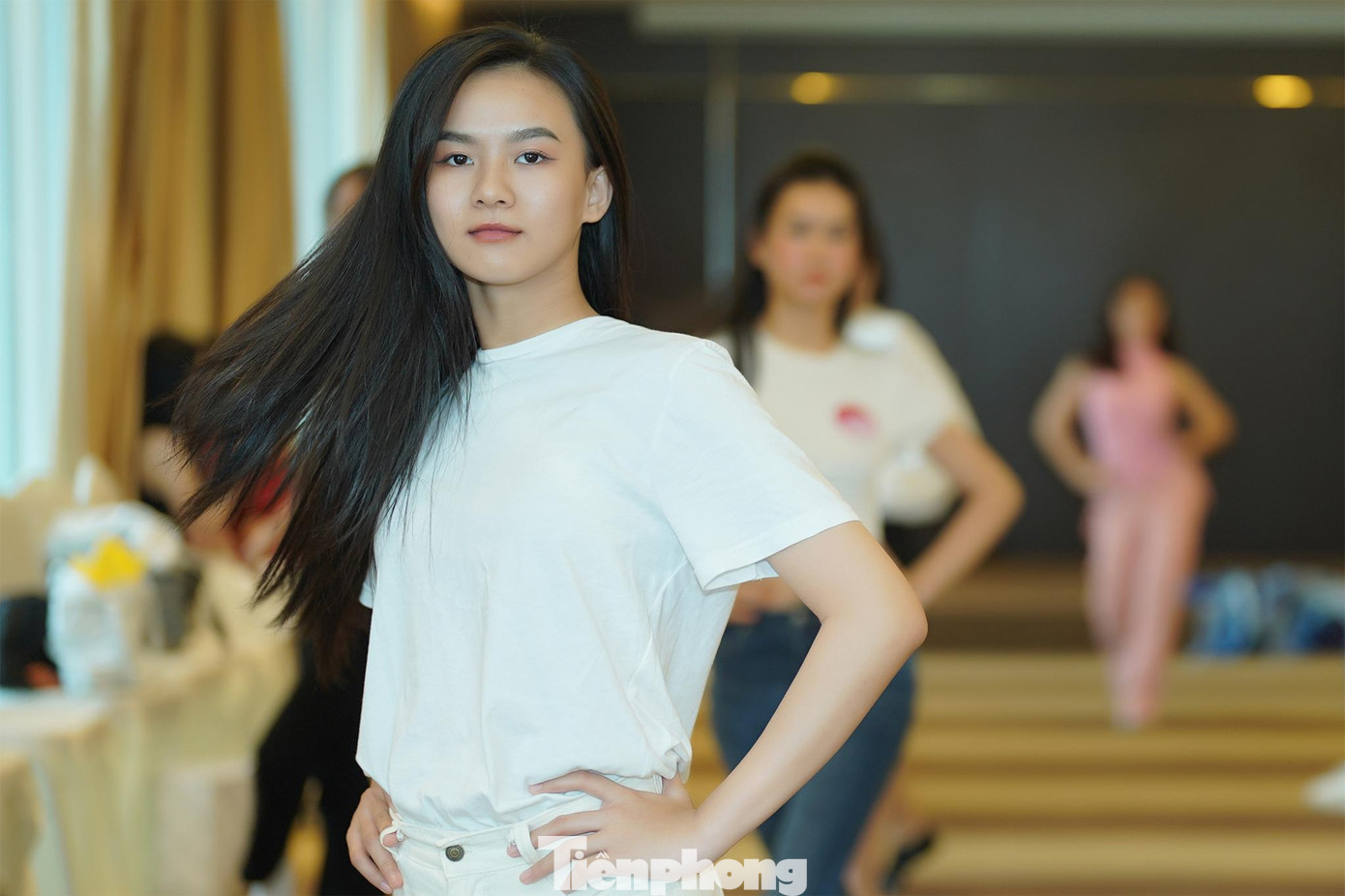 Thí sinh Hồng Nhung trong buổi tập luyện. Trong cuộc phỏng vấn của Tiền Phong, cô gái đến từ Huế mong muốn thể hiện những điểm mạnh của bản thân trong buổi chấm mặt mộc sắp tới cùng ban giám khảo.