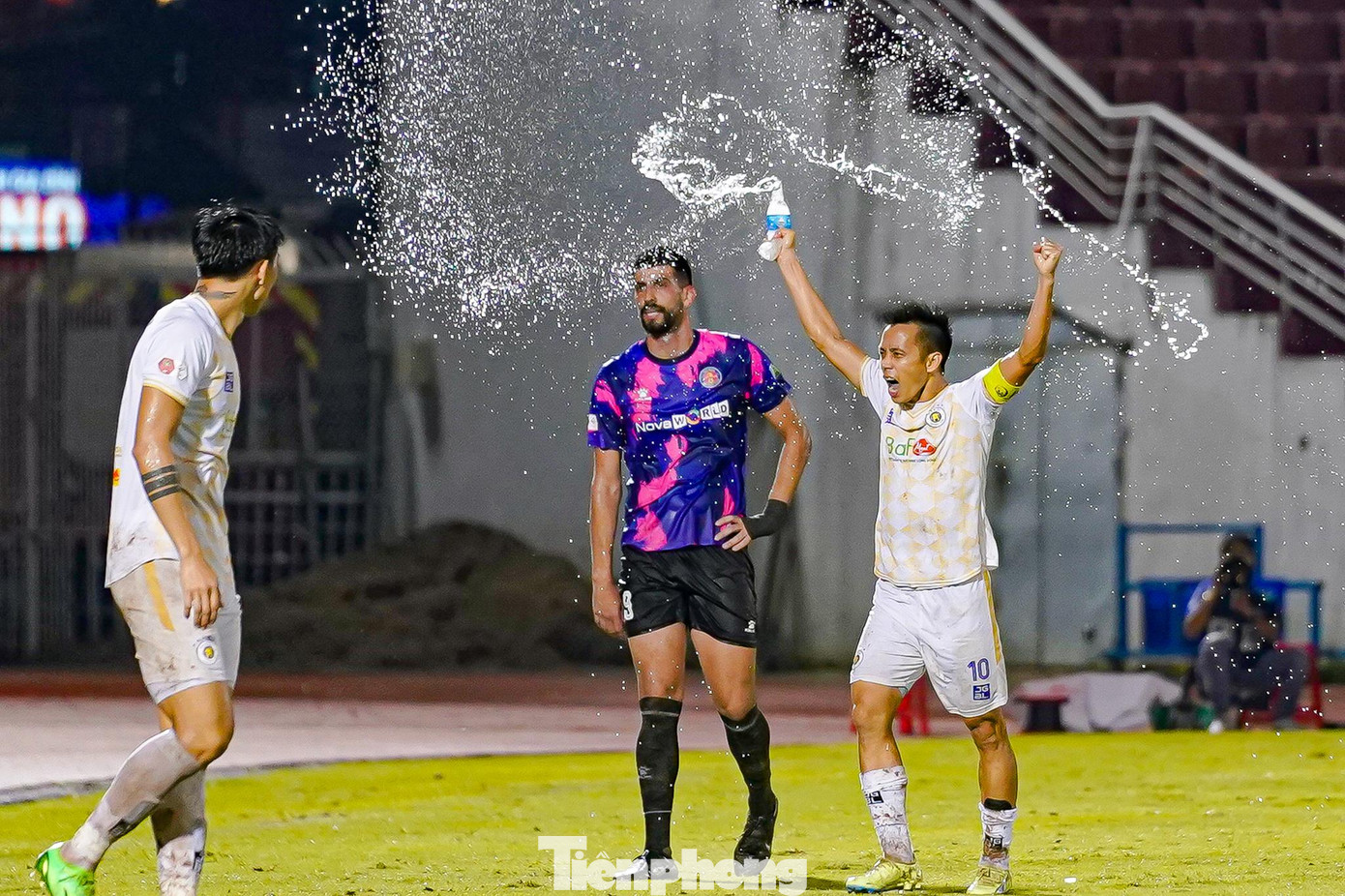 Ghi bàn ở phút bù giờ cuối cùng của trận đấu, Văn Quyết như giải toả được áp lực của bản thân. Ghi bàn ở phút bù giờ cuối cùng của trận đấu, Văn Quyết như giải toả được áp lực của bản thân.