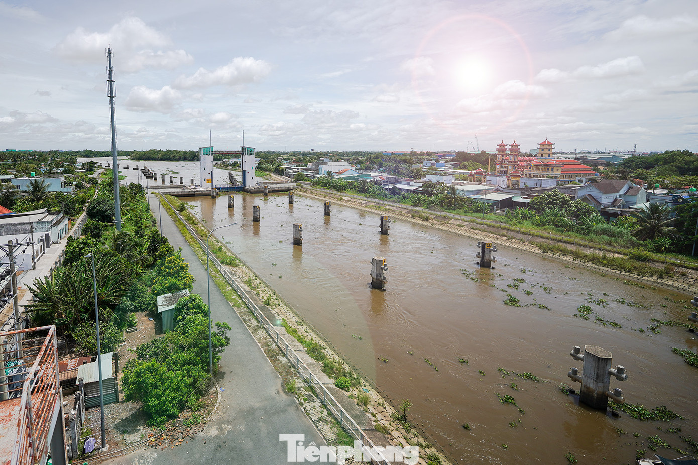 Âu tàu này còn có vai trò đặc biệt quan trọng trong việc xả lũ vào mùa mưa, ngăn mặn trong mùa khô, điều tiết nước ngọt cho vùng Đồng Tháp Mười. Có hai tuyến đường thủy từ các tỉnh miền Tây đi TPHCM là tuyến số 1 (qua kênh Chợ Gạo, Tiền Giang) và tuyến số 2 (qua cống Rạch Chanh, TP Tân An).