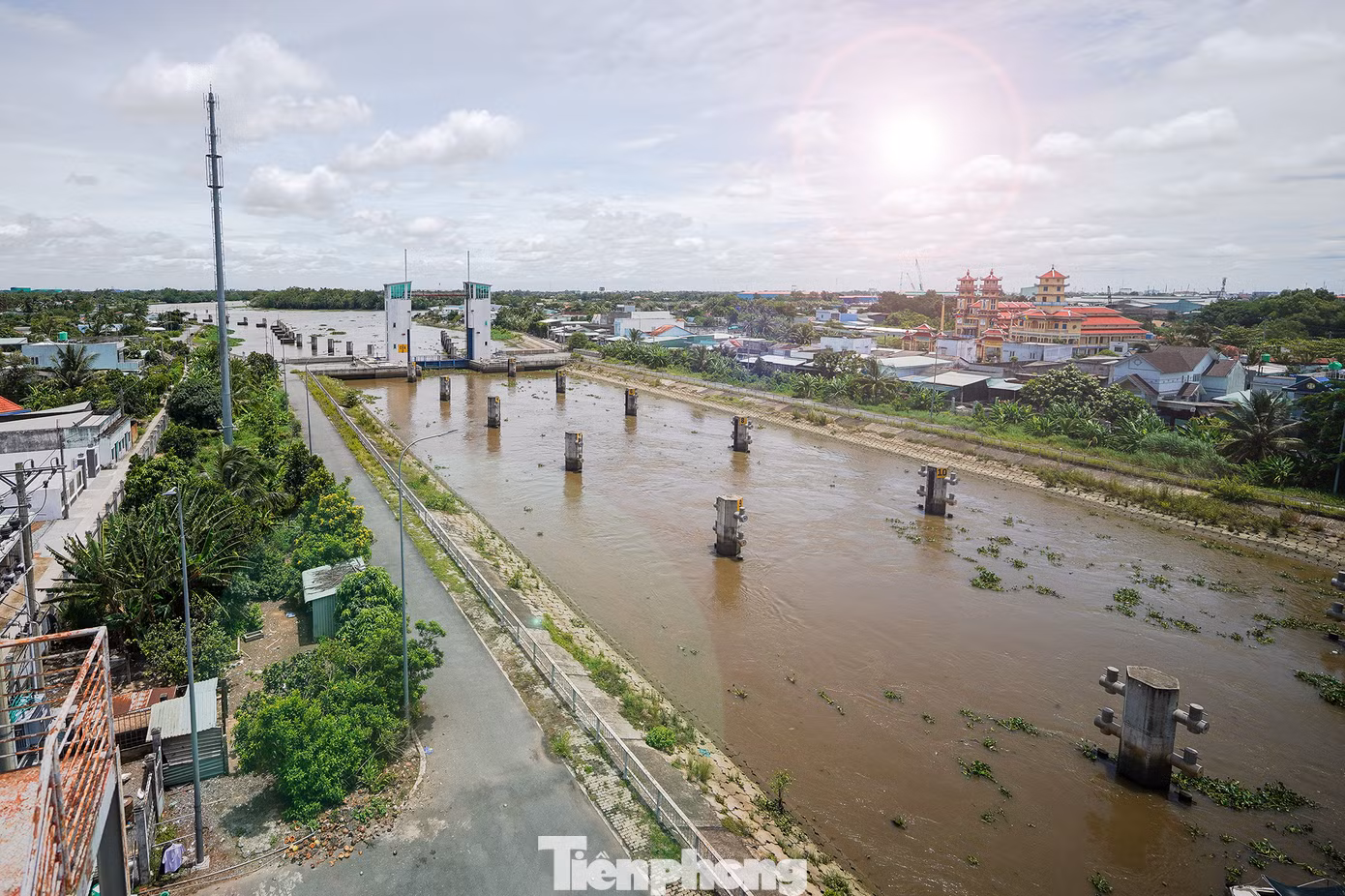 Âu tàu này còn có vai trò đặc biệt quan trọng trong việc xả lũ vào mùa mưa, ngăn mặn trong mùa khô, điều tiết nước ngọt cho vùng Đồng Tháp Mười. Có hai tuyến đường thủy từ các tỉnh miền Tây đi TPHCM là tuyến số 1 (qua kênh Chợ Gạo, Tiền Giang) và tuyến số 2 (qua cống Rạch Chanh, TP Tân An).