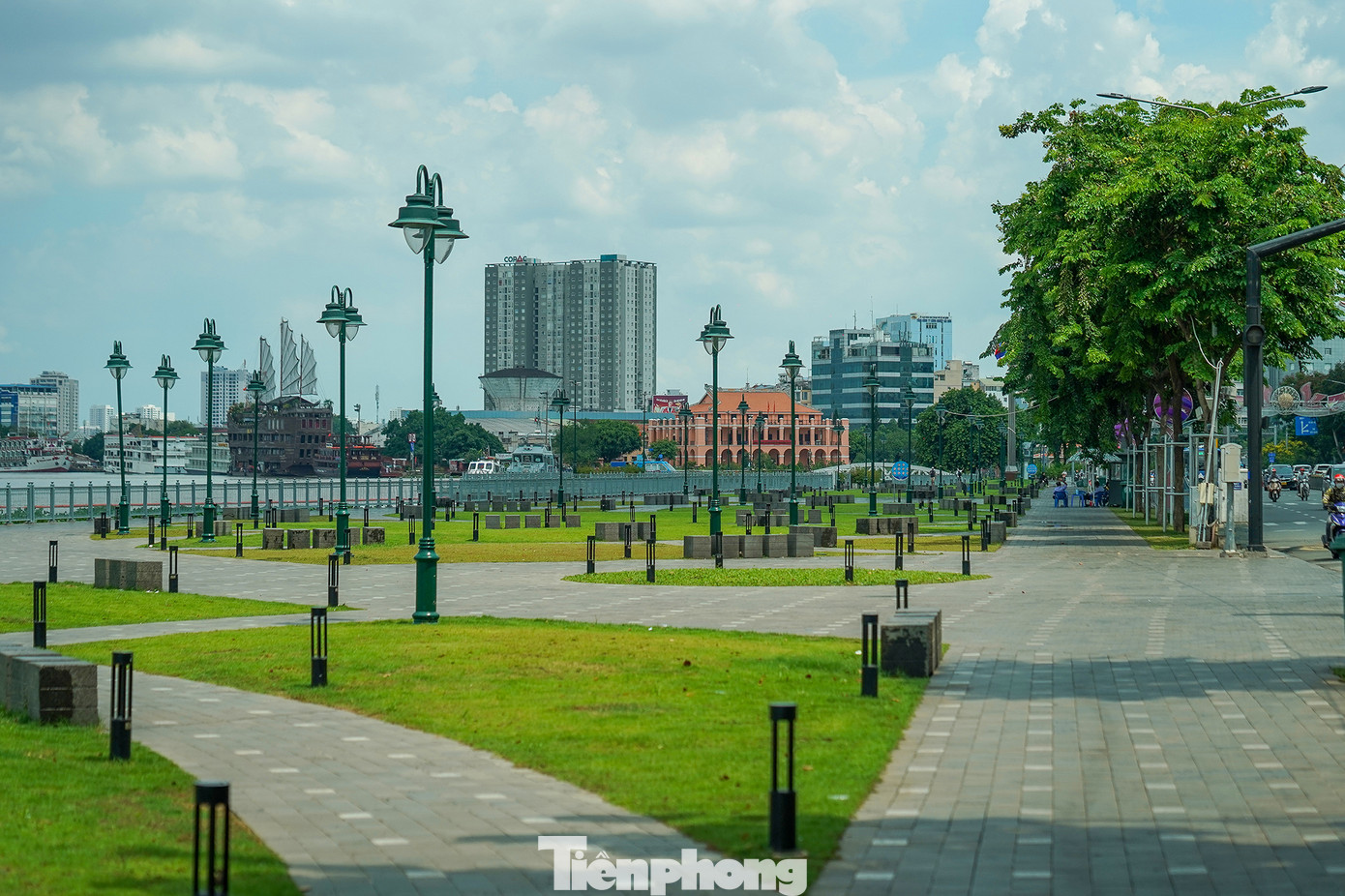 Hiện tại, công viên bến Bạch Đằng có quá ít bóng râm khi tiết trời khu vực Nam bộ diễn biến phức tạp.