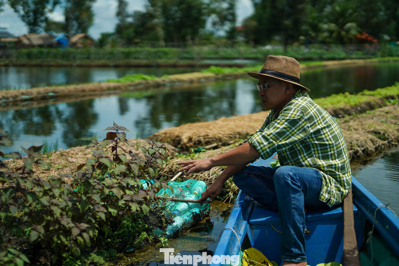 Ông Đắc chia sẻ: "Từ khi nhà nước giao khu vực này cho tôi, do diện tích mặt nước lớn nên phải nghĩ ra cách tận dụng. Nguồn lục bình thì có sẵn tại địa phương. Tôi tận dụng tất cả các loại rác thải nhựa có thể nổi được để làm bè nổi". Ông Đắc chia sẻ: "Từ khi nhà nước giao khu vực này cho tôi, do diện tích mặt nước lớn nên phải nghĩ ra cách tận dụng. Nguồn lục bình thì có sẵn tại địa phương. Tôi tận dụng tất cả các loại rác thải nhựa có thể nổi được để làm bè nổi".