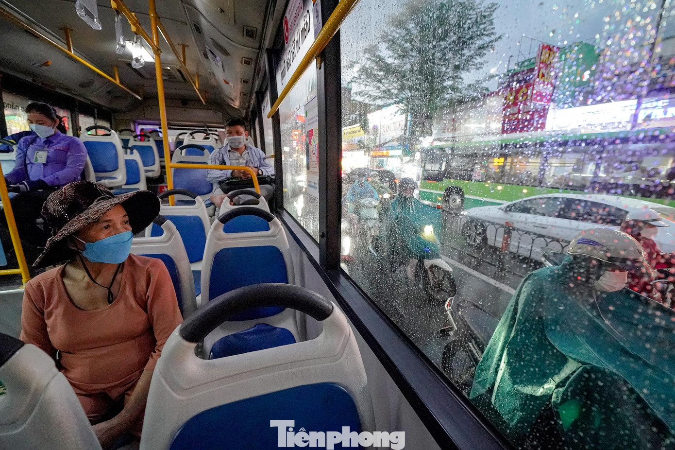 Cô Lan, nhà quận Gò Vấp, mua bán nhỏ ở quận 12, bao năm qua vẫn duy trì việc đi xe buýt vì cô không biết đi xe máy. Mặt khác, các con của cô cũng muốn cô đi xe buýt cho an toàn.