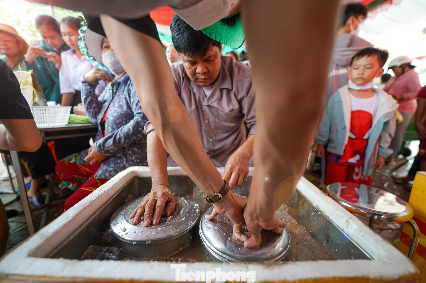 Nhóm nấu ăn Tư Đậm đến từ huyện Lai Vung (Đồng Tháp) thực hiện làm kem thủ công tại chỗ. Nhóm nấu ăn Tư Đậm đến từ huyện Lai Vung (Đồng Tháp) thực hiện làm kem thủ công tại chỗ.