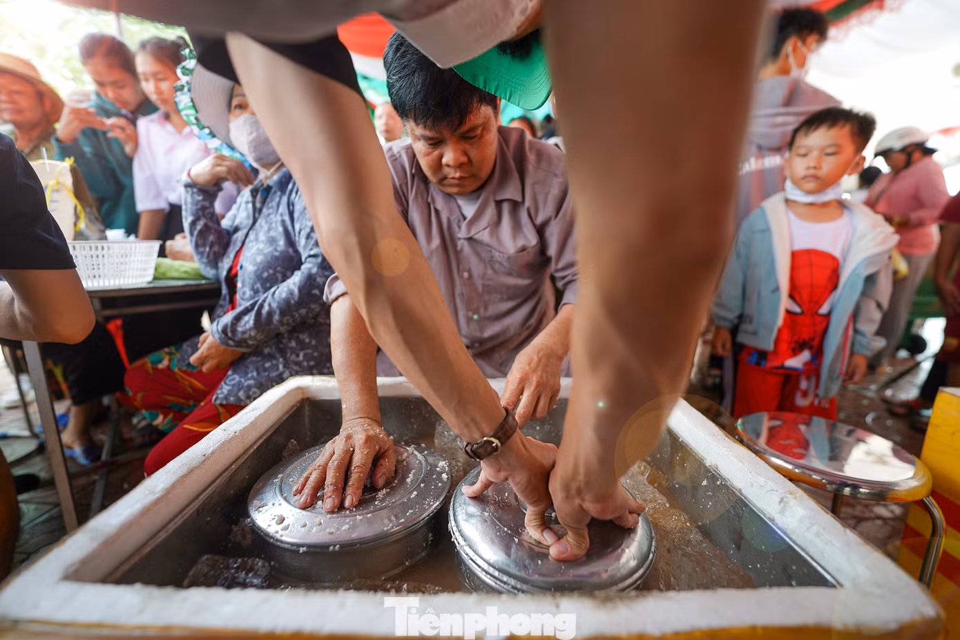 Nhóm nấu ăn Tư Đậm đến từ huyện Lai Vung (Đồng Tháp) thực hiện làm kem thủ công tại chỗ.