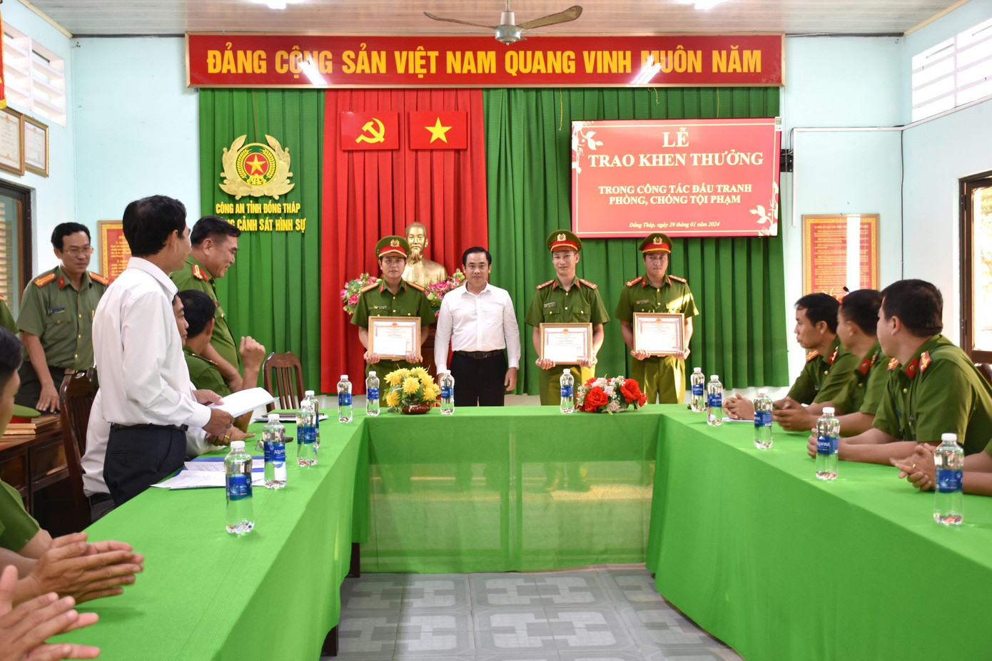 Chủ tịch UBND huyện Tân Thạnh - Lê Thanh Đông (giữa) biểu dương thành tích các cá nhân, tập thể.