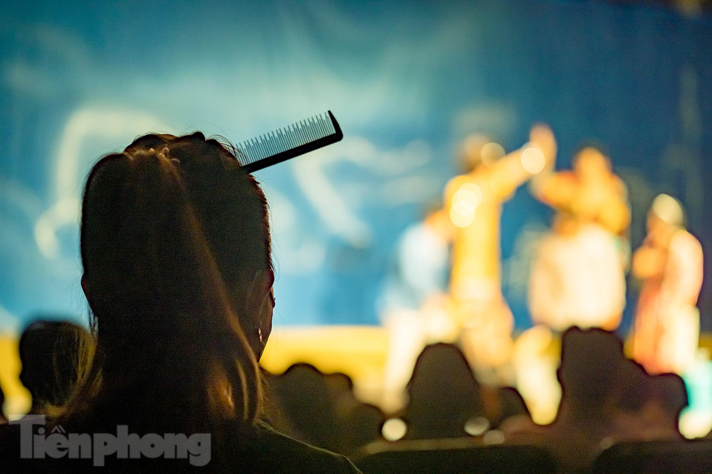 Không thể ngồi yên ở hậu đài, chuyên viên hoá trang này cũng ra tìm một chỗ để theo dõi vở diễn.