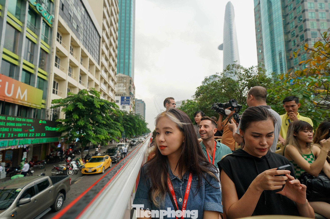 &quot;Sài Gòn, cà phê buổi sáng- tôi biết bài hát này. Tôi đến TPHCM lần đầu tiên 10 năm trước. Rất nhiều thứ đã thay đổi và điều đó thật tuyệt vời. TPHCM bây giờ khác nhiều, nhưng sự rung cảm vẫn giống như trước đây. Và tôi nghĩ rằng nó đã trở lại thời bình thường như trước khi có dịch COVID-19&quot;, bạn Alice Kim (đeo dây đỏ), đại diện đến từ Hàn Quốc chia sẻ.