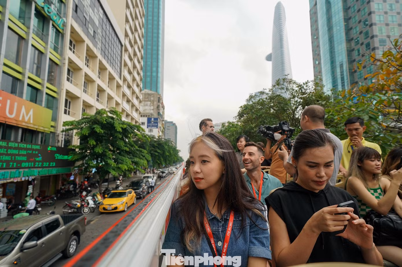"Sài Gòn, cà phê buổi sáng- tôi biết bài hát này. Tôi đến TPHCM lần đầu tiên 10 năm trước. Rất nhiều thứ đã thay đổi và điều đó thật tuyệt vời. TPHCM bây giờ khác nhiều, nhưng sự rung cảm vẫn giống như trước đây. Và tôi nghĩ rằng nó đã trở lại thời bình thường như trước khi có dịch COVID-19", bạn Alice Kim (đeo dây đỏ), đại diện đến từ Hàn Quốc chia sẻ.