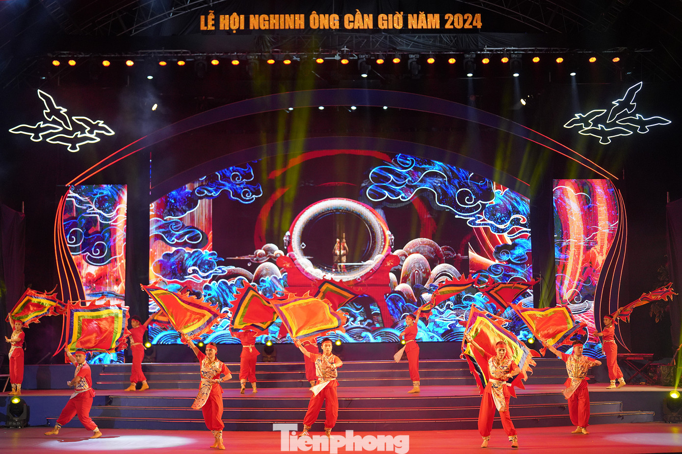 Tối 16/9, Sở VH-TT TPHCM phối hợp UBND Huyện Cần Giờ tổ chức lễ khai mạc Lễ hội Nghinh Ông và lễ mừng công ngư dân Cần Giờ với chủ đề "Âm vang miền duyên hải" tại thị trấn Cần Thạnh. Lễ hội diễn ra từ ngày 16-18/9. Năm nay, nhằm chia sẻ với đồng bào miền Bắc bị ảnh hưởng do bão số 3 gây ra, một số hoạt động trình diễn, vui chơi tại lễ hội cắt giảm, chỉ giữ lại các hoạt động truyền thống.