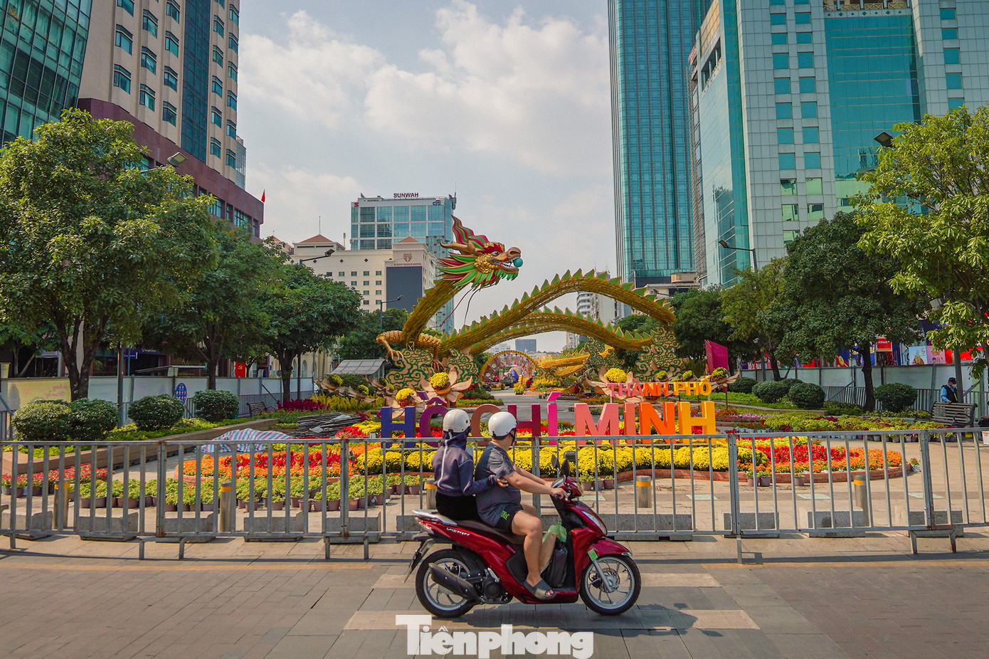 Linh vật rồng ở cổng kết, phía bến Bạch Đằng được thi công suốt hơn tháng trời. Rất đông người dân và du khách đã tranh thủ ra để chụp ảnh lưu niệm.