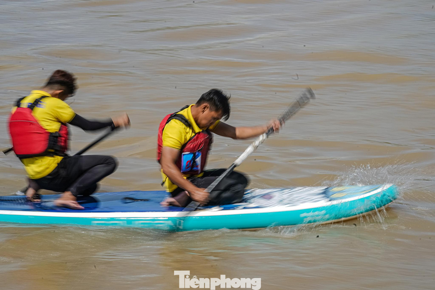 Tuy là giải phong trào, nhiều vận động viên không chuyên nhưng những cú nhấn mái chèo luôn đầy uy lực tung nước rút khi đích.