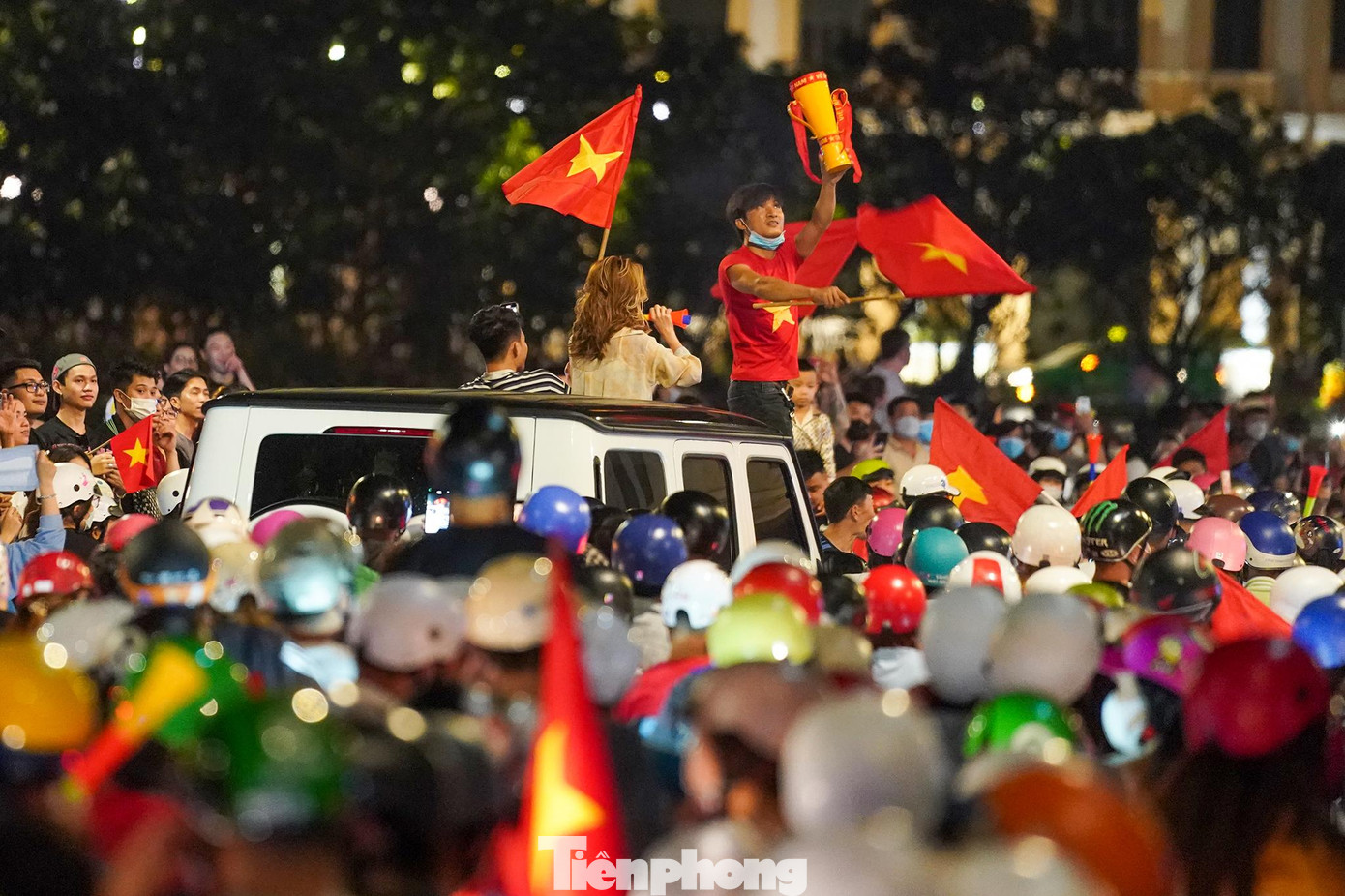 Giơ cao cúp vàng với niềm tin U23 Việt Nam giữ vững ngôi vương.