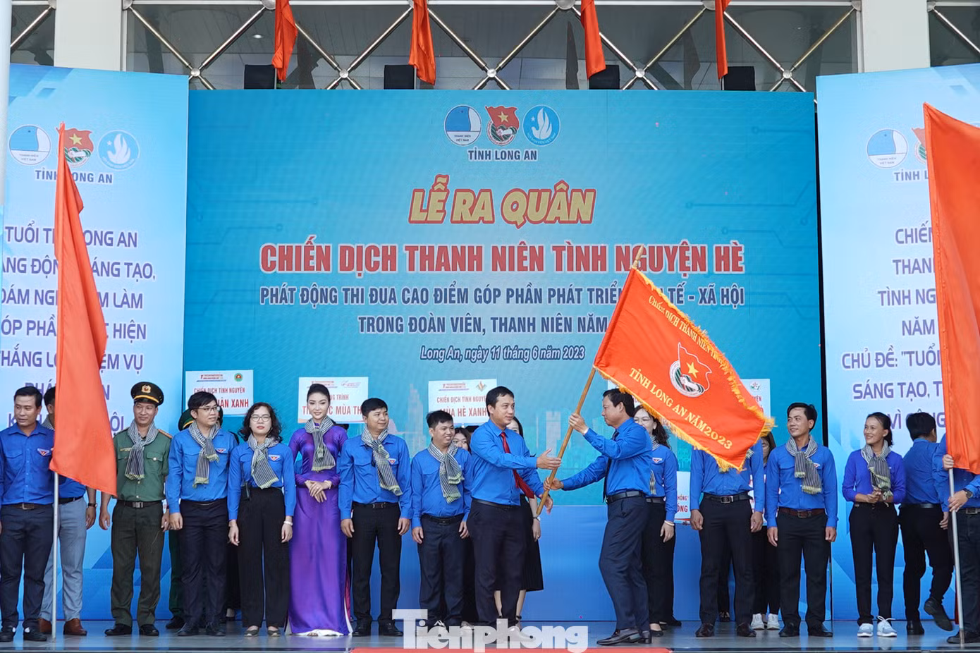 Phó Chủ tịch UBND tỉnh Long An Phạm Tấn Hòa trao cờ lệnh cho Ban chỉ huy chiến dịch Thanh niên tình nguyện hè. Phó Chủ tịch UBND tỉnh Long An Phạm Tấn Hòa trao cờ lệnh cho Ban chỉ huy chiến dịch Thanh niên tình nguyện hè.