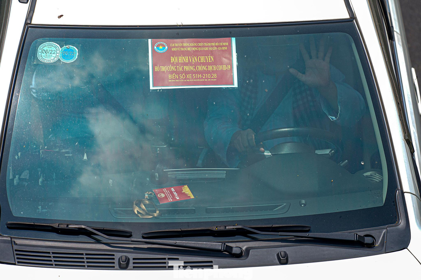 Một bác tài đội phòng chống dịch thủ thêm cả khăn rằn khi đi làm nhiệm vụ. Một bác tài đội phòng chống dịch thủ thêm cả khăn rằn khi đi làm nhiệm vụ.