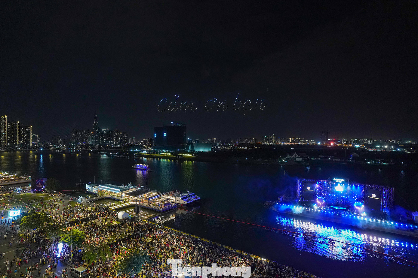 Hình ảnh kết thúc nhẹ nhàng và khán giả vỗ tay không ngớt.