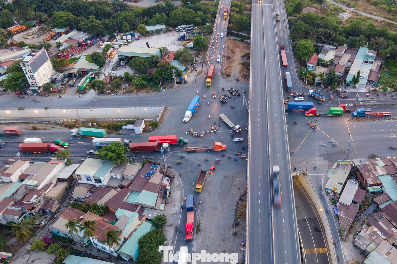 Cứ vào giờ cao điểm, vòng xoay này lại xuất hiện tình trạng xe máy trộn dòng với xe tải và container, rất nguy hiểm.