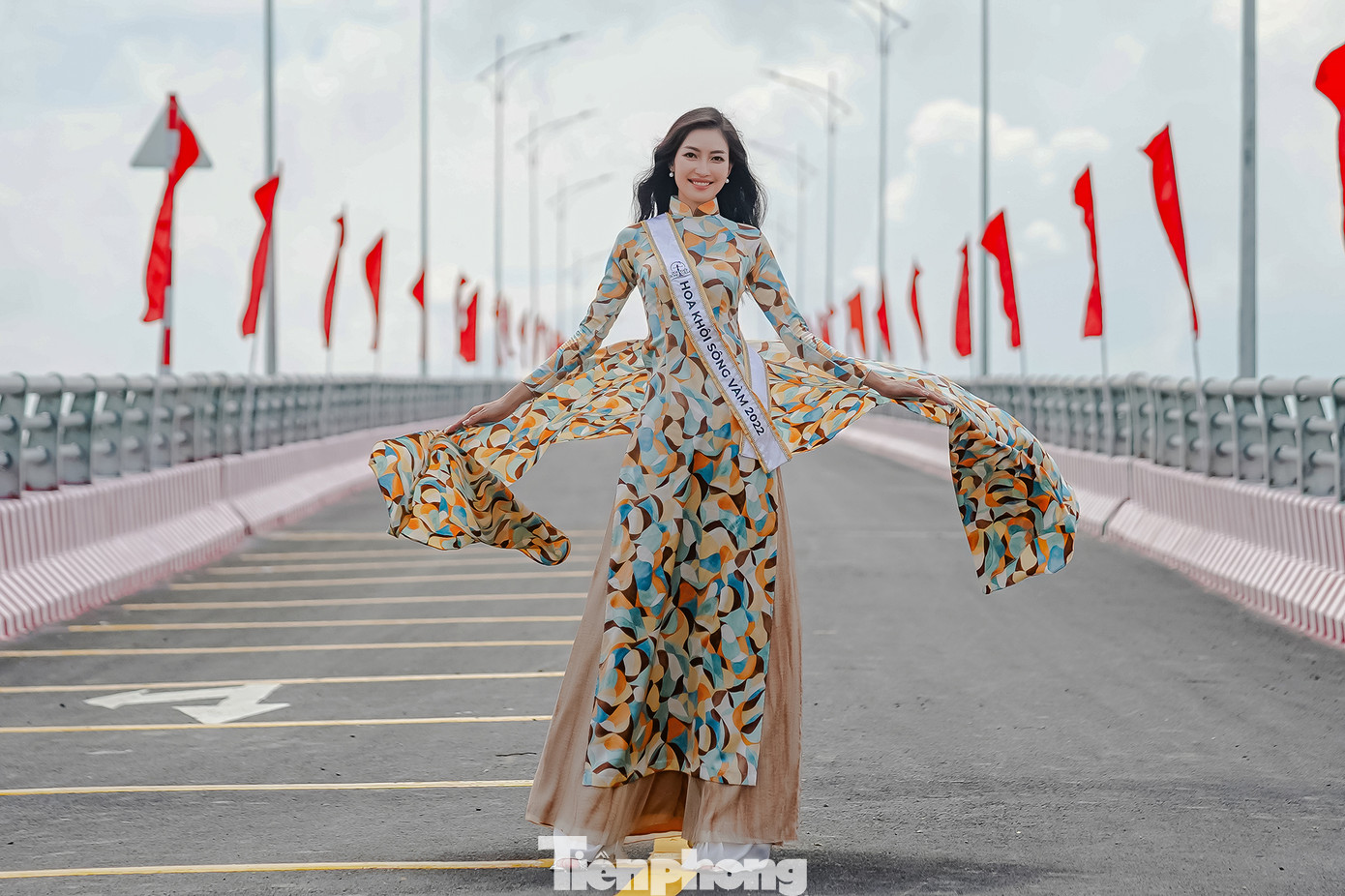 Sau khi đăng quang Hoa khôi sông Vàm 2022, Huỳnh Đào Diễm Trinh có nhiều hoạt động. Cô gây ấn tượng với chiều cao 1,76 m, nụ cười rạng rỡ. Sau khi đăng quang Hoa khôi sông Vàm 2022, Huỳnh Đào Diễm Trinh có nhiều hoạt động. Cô gây ấn tượng với chiều cao 1,76 m, nụ cười rạng rỡ.