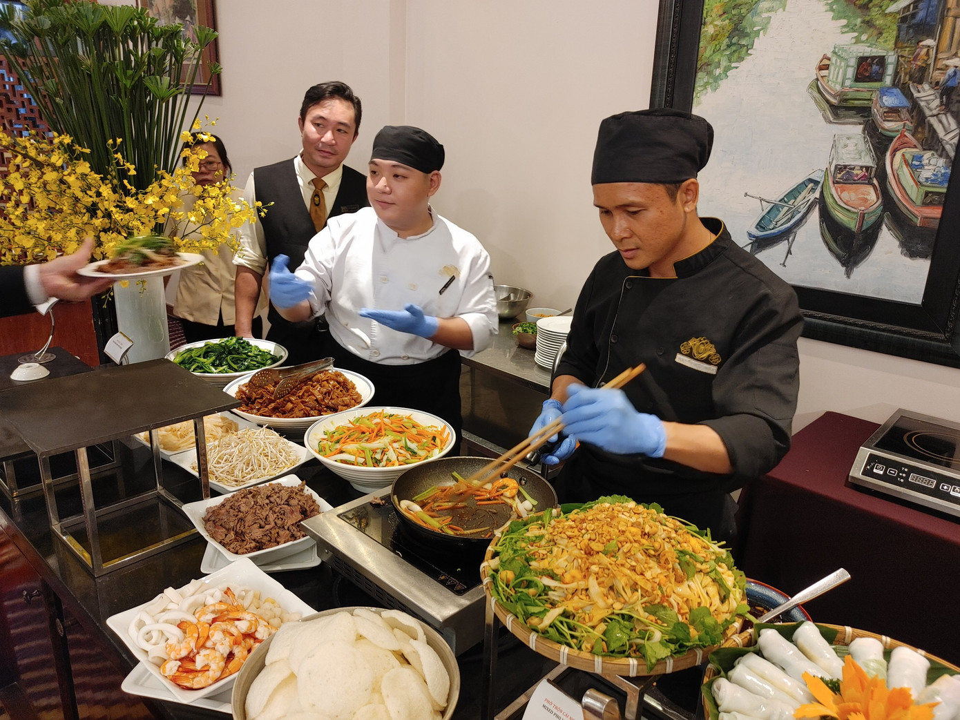 Hình ảnh các đầu bếp chế biến món phở.