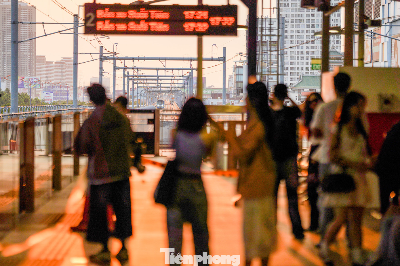 Những ngày gần đây, cứ chiều đến là các bạn trẻ kéo đến khá đông vì ai cũng mong muốn chụp được những tấm ảnh đậm chất hoàng hôn với tông màu dịu êm. Nhiều bạn cho biết chụp bằng điện thoại nên khó canh khi chụp ngược sáng vì hay bị tối phần mặt. Có không ít bạn trẻ đến đây nhiều lần để có được tấm ảnh ưng ý.