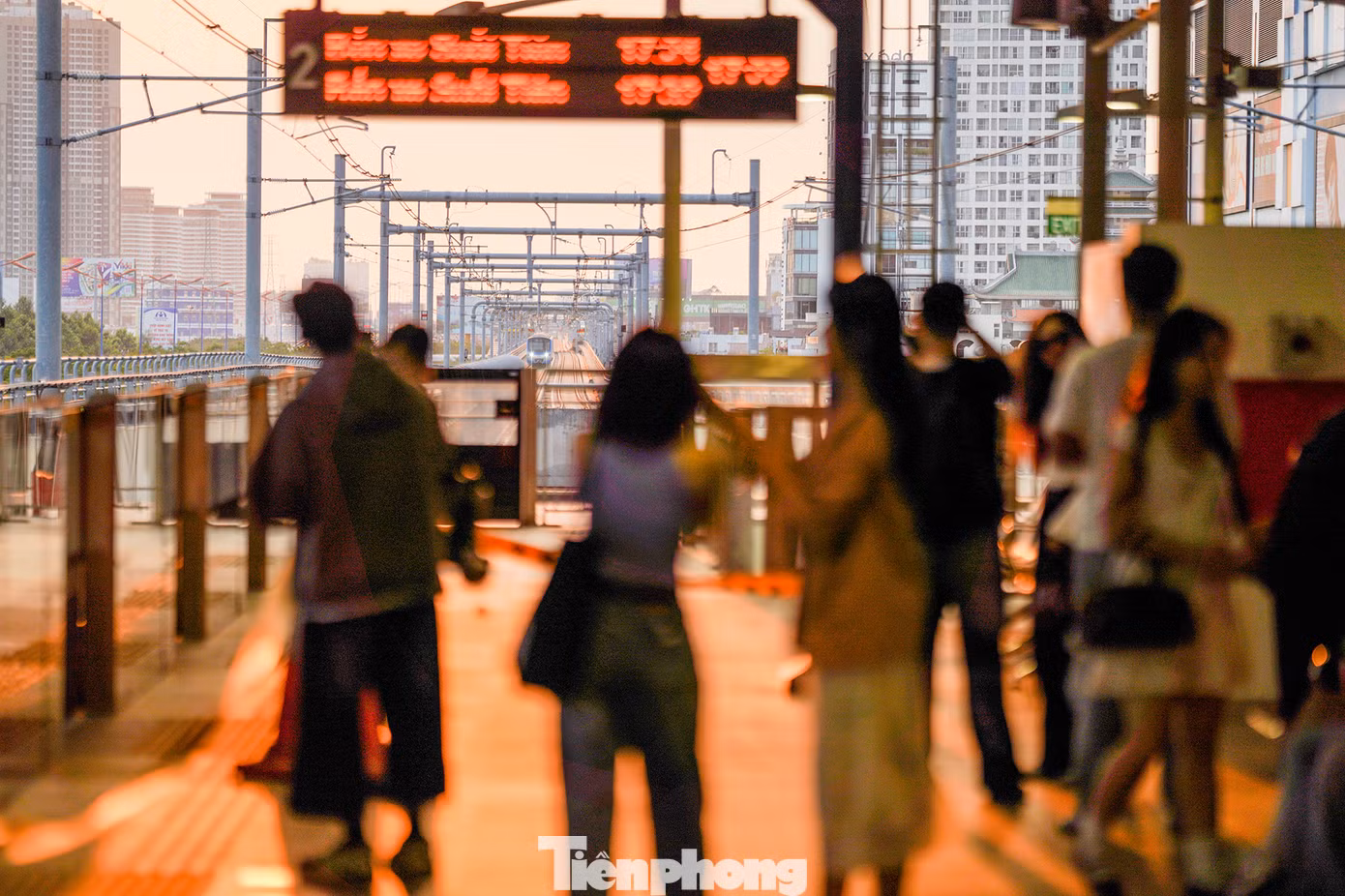 Những ngày gần đây, cứ chiều đến là các bạn trẻ kéo đến khá đông vì ai cũng mong muốn chụp được những tấm ảnh đậm chất hoàng hôn với tông màu dịu êm. Nhiều bạn cho biết chụp bằng điện thoại nên khó canh khi chụp ngược sáng vì hay bị tối phần mặt. Có không ít bạn trẻ đến đây nhiều lần để có được tấm ảnh ưng ý.