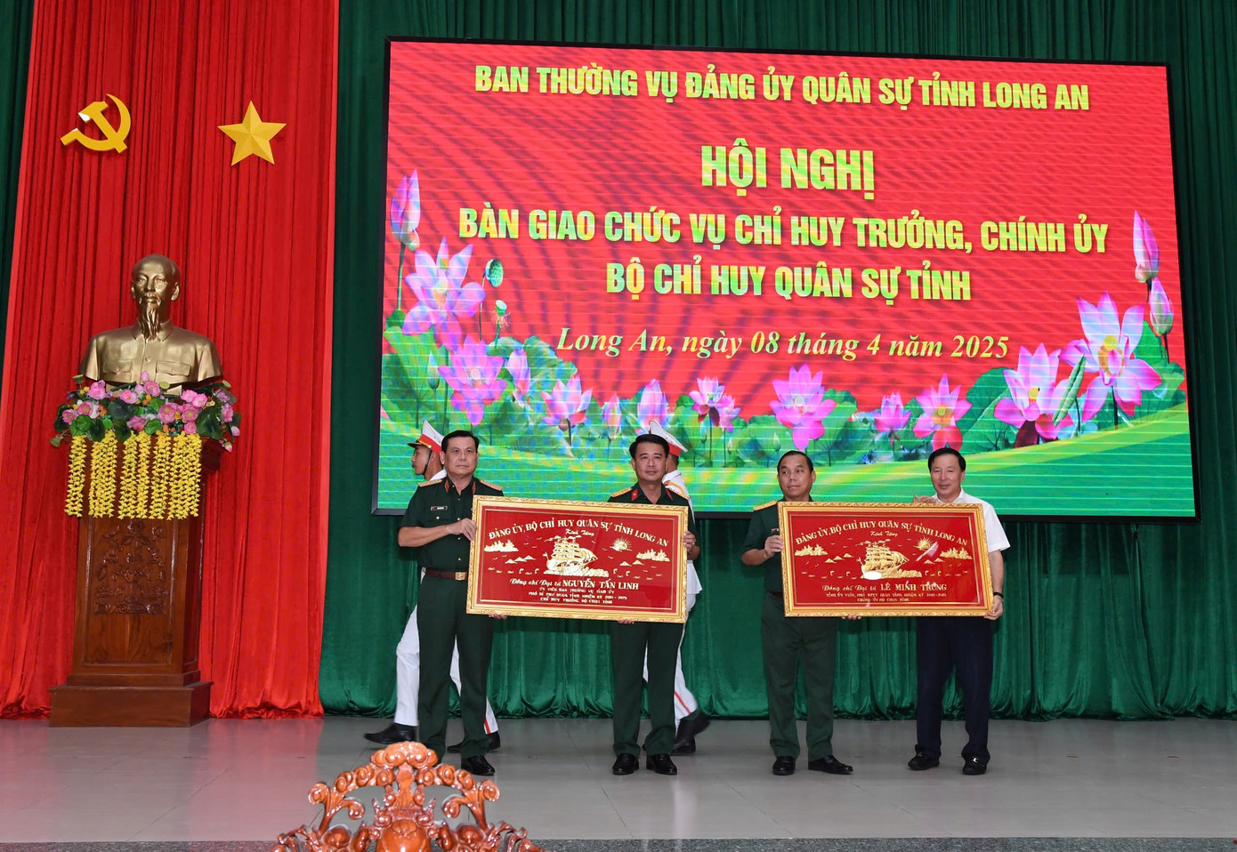Lãnh đạo Quân khu và UBND tỉnh Long An chúc mừng Đại tá Nguyễn Tấn Linh và Đại tá Lê Minh Trung nhận nhiệm vụ mới. Ảnh: Biện Cường