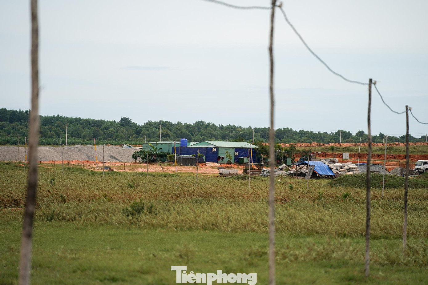 Sân bay có một đường cất hạ cánh dài hơn 3km và nhà ga hành khách có công suất thiết kế 2 triệu hành khách/năm.