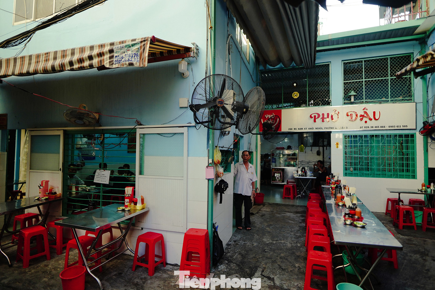 Phở Dậu còn được gọi là phở cư xá 288 (quận 3, TPHCM) theo tên con hẻm. Quán còn có tên khác là phở Cây Trứng Cá vì khi mới mở, trước quán có một cây trứng cá. Ngày nay, quán có tên gọi đơn giản nhất là phở Dậu cũng là tên của bà chủ quán xưa.