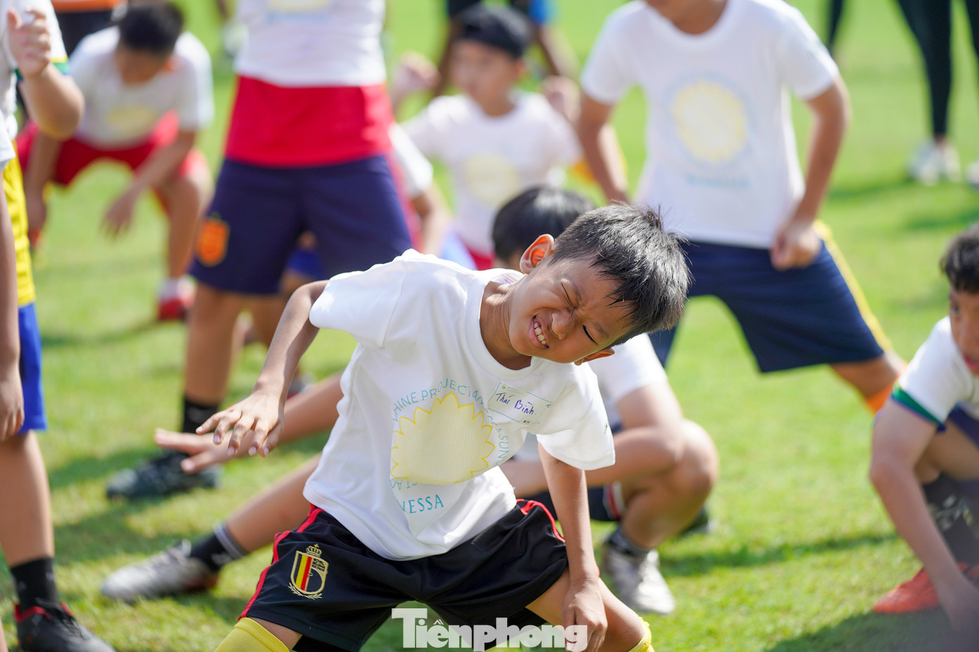 Tầm hơn 8h nhưng thời tiết TPHCM nắng khá gắt. Một số bé chưa quen với vận động ngoài trời xuất hiện dấu hiệu mệt mỏi, buồn ngủ. Chương trình giúp các bé lấy lại năng lượng bằng các bài khởi động. Bên cạnh còn có những hoạt động thú vị như màn biểu diễn vũ điệu Anessa, học cách thoa kem chống nắng đúng cách, kiểm chứng hiệu quả bảo vệ tức thì của kem chống nắng qua trải nghiệm với UV Camera.