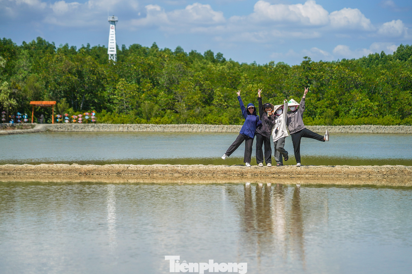 Thiềng Liềng vẫn chưa chịu nhiều tác động của con người nên vẫn giữ cho mình sự mộc mạc, nét tự nhiên mà không phải miền biển nào cũng có. Nơi này còn có núi Giồng Chùa là ngọn núi đá duy nhất của TPHCM và những cánh đồng muối bạt ngàn.