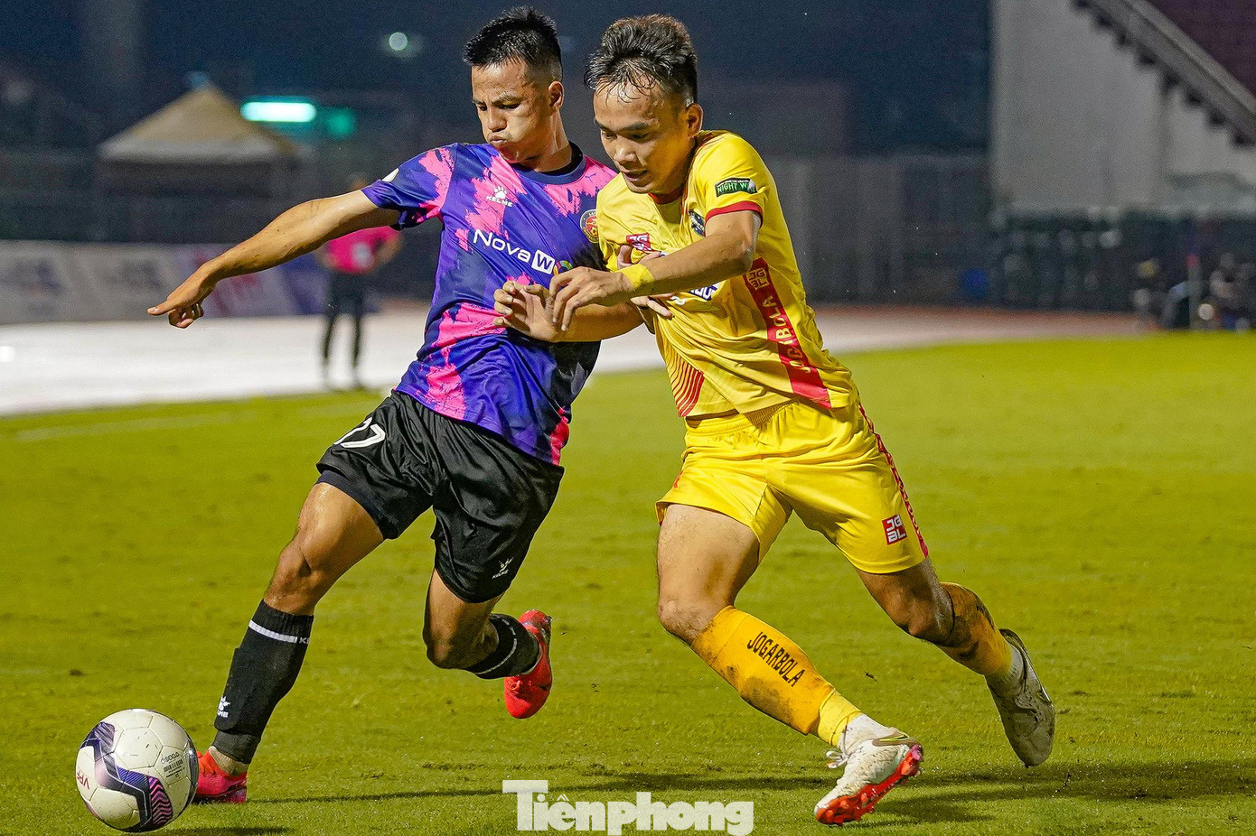 Thua trận này, Sài Gòn FC vẫn đứng ở vị trí thứ 12 trên bảng xếp hạng với 15 điểm. Ở vòng sau, đội chủ sân Thống Nhất tiếp đón Viettel. Trong khi đó, với 3 điểm trên sân khách, CLB Thanh Hóa tạm vươn lên vị trí thứ 5 khi có 24 điểm và sẽ chạm trán với Hải Phòng ở vòng đấu thứ 19. Thua trận này, Sài Gòn FC vẫn đứng ở vị trí thứ 12 trên bảng xếp hạng với 15 điểm. Ở vòng sau, đội chủ sân Thống Nhất tiếp đón Viettel. Trong khi đó, với 3 điểm trên sân khách, CLB Thanh Hóa tạm vươn lên vị trí thứ 5 khi có 24 điểm và sẽ chạm trán với Hải Phòng ở vòng đấu thứ 19.