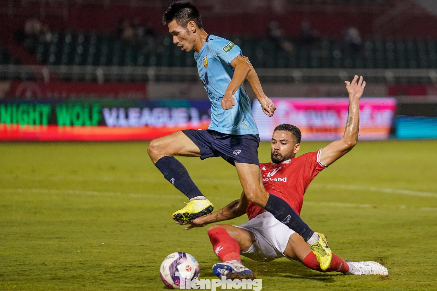 Hai đội cống hiến cho khán giả nhiều tình huống đẹp với những pha thoát bóng, qua người...