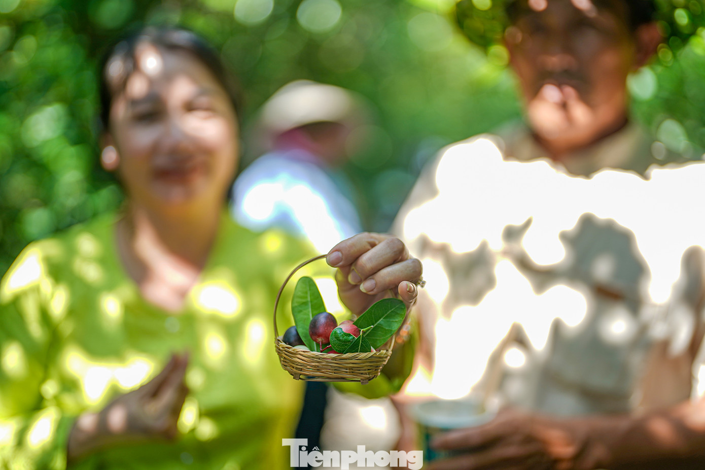 Sau khi đạp xe, du khách dừng chân tại cung đường Hiking thưởng thức món si rô của nhà cô Mười Giạ (chuyên nước mát, homestay). Tại đây, sau khi nghe giới thiệu về trái si rô và thưởng thức ly si rô mát ngọt, du khách sẽ được "tắm rừng" trong cung đường Hiking.