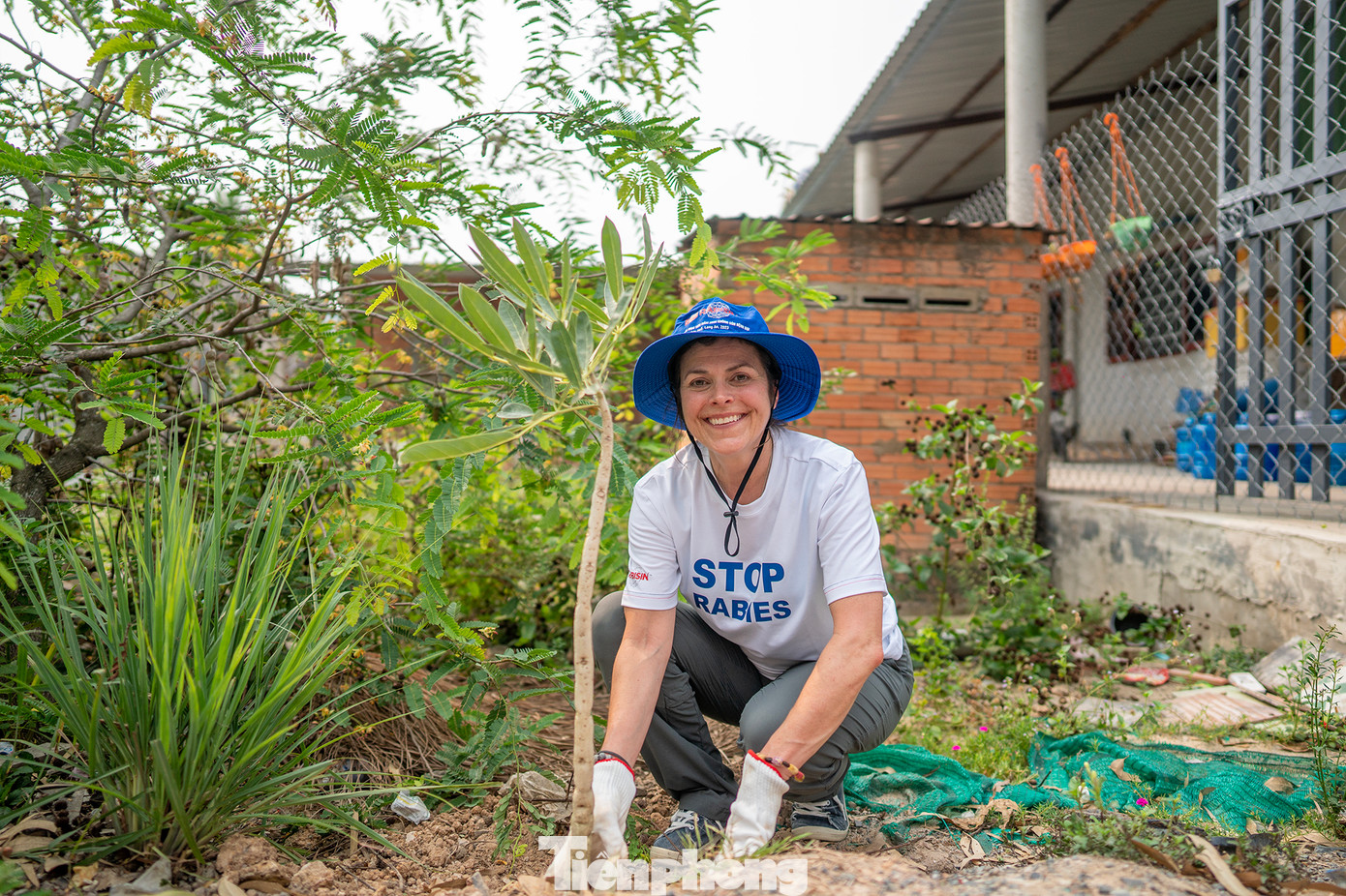 Tiến sĩ Jerlyn Sponseller, Phụ trách kỹ thuật và tiếp thị dự án toàn cầu Đẩy lùi Bệnh dại, tập đoàn Boehringer Ingelheim tham gia trồng cây trên địa bàn xã Hoà Bình Bắc, huyện Đức Huệ.