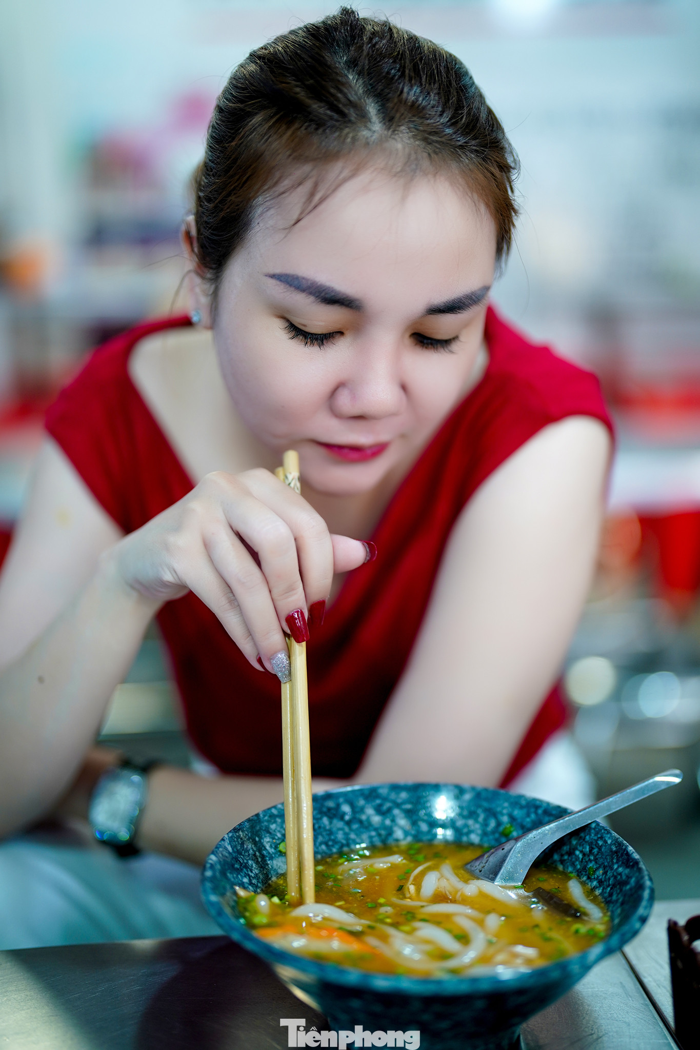 "Đi từ khu vực Gò Vấp qua đến Phú Nhuận mới tìm được một quán ăn vừa ý. Tôi đi dọc đường Phan Xích Long đa phần thấy quán cà phê và một vài quán món Âu-Á mở cửa", chị Hoài Anh (quê Lâm Đồng) chia sẻ.