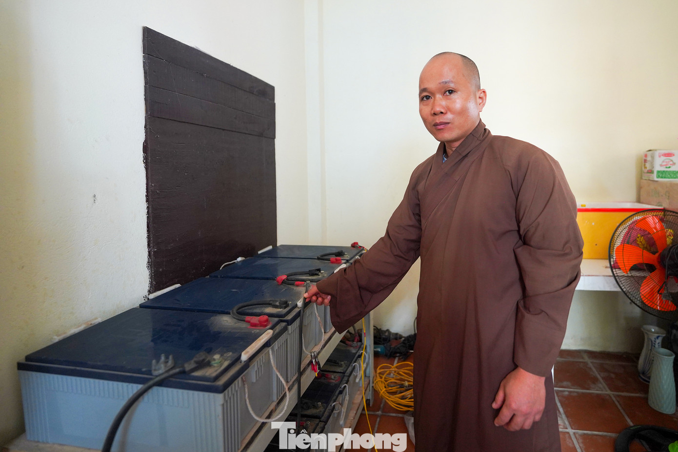 Đã thành lệ, các chùa đều thỉnh chuông ngày hai lần vào 5h và 18h, khi tiếng chuông chùa vang lên cũng là thời điểm bắt đầu những hoạt động thường nhật của một ngày mới trên các đảo. Tiếng chuông chùa như cộng hưởng với gió biển, với lòng người và mang theo những nguyện cầu bình an cho mọi nhà. Thầy Thích Nhuận Đạt năm 13 tuổi một hôm vào chùa ăn giỗ thấy thích chùa nên ở lại tu luôn. Thầy Nhuận Đạt xung phong đi Trường Sa từ năm 2013. Khi thầy đi, sư phụ động viên cố gắng làm Phật sự ở Trường Sa một năm. Nhưng thầy Nhuận Đạt đi đã thấm thoắt gần 10 năm mà chưa thấy cần trở về. Thầy là vị sư ở Trường Sa lâu nhất nhưng vẫn nghĩ: “Mình tuổi còn trẻ, còn muốn cống hiến cho Giáo hội, cho đất nước. Lâu lâu nhớ gọi số 0978800899 để thầy còn được nghe tiếng nói của đất liền nhé”.