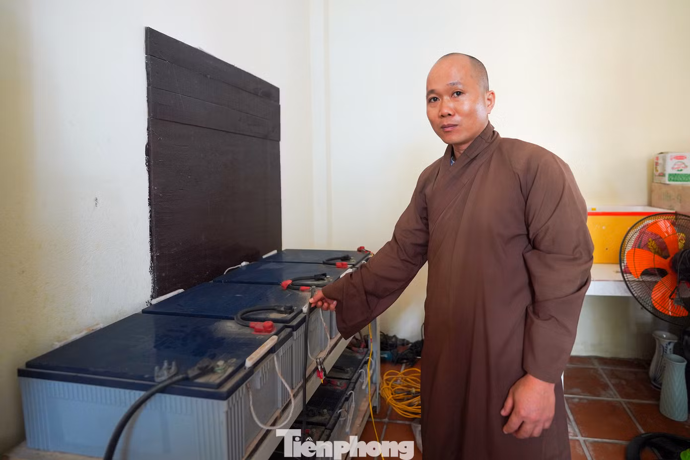 Đã thành lệ, các chùa đều thỉnh chuông ngày hai lần vào 5h và 18h, khi tiếng chuông chùa vang lên cũng là thời điểm bắt đầu những hoạt động thường nhật của một ngày mới trên các đảo. Tiếng chuông chùa như cộng hưởng với gió biển, với lòng người và mang theo những nguyện cầu bình an cho mọi nhà. Thầy Thích Nhuận Đạt năm 13 tuổi một hôm vào chùa ăn giỗ thấy thích chùa nên ở lại tu luôn. Thầy Nhuận Đạt xung phong đi Trường Sa từ năm 2013. Khi thầy đi, sư phụ động viên cố gắng làm Phật sự ở Trường Sa một năm. Nhưng thầy Nhuận Đạt đi đã thấm thoắt gần 10 năm mà chưa thấy cần trở về. Thầy là vị sư ở Trường Sa lâu nhất nhưng vẫn nghĩ: “Mình tuổi còn trẻ, còn muốn cống hiến cho Giáo hội, cho đất nước. Lâu lâu nhớ gọi số 0978800899 để thầy còn được nghe tiếng nói của đất liền nhé”.