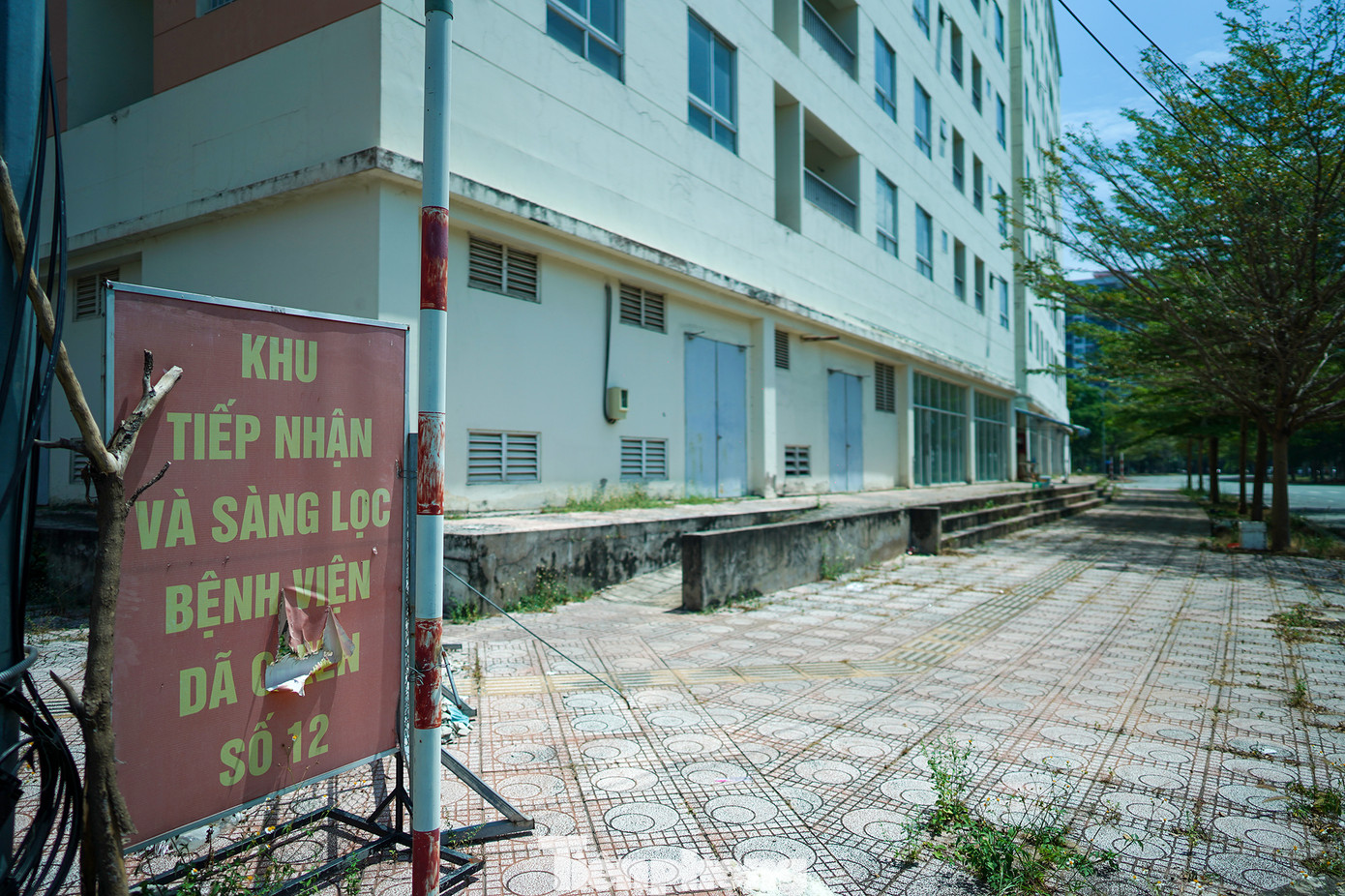 Cảnh hoang vắng, không một bóng người trong Khu tái định cư Bình Khánh. Lực lượng bảo vệ nơi đây hạn chế người ngoài ra vào các toà nhà.