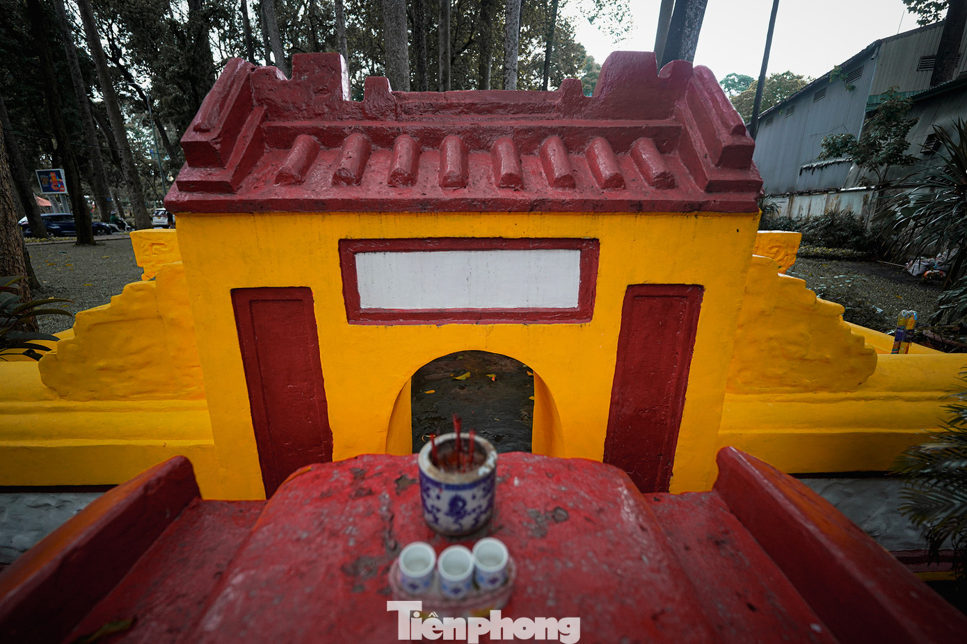 Kiểu táng mộ này ở Nam bộ xuất hiện trong các lăng hoàng gia (Gò Công, Tiền Giang), Lăng Mạc Cửu (Hà Tiên, Kiên Giang), Lăng Thoại Ngọc Hầu (Châu Đốc, An Giang). Tại TPHCM, dạng mộ này cũng phổ biến với nhiều danh tướng, danh nhân thời vua chúa nhà Nguyễn, kiến trúc này cũng bắt gặp ở mộ anh em Tổng đốc Lê Văn Duyệt - Lê Văn Phong, Phó tổng trấn Gia Định Huỳnh Công Lý...