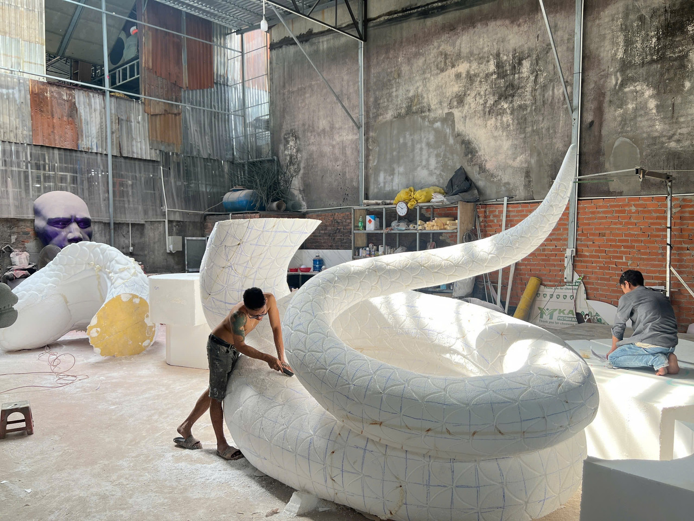 Kích thước con Ngân Tỵ (con cái) có chiều dài 25 m và Kim Tỵ (con đực) dài 42 m, uốn lượn 3 vòng đan xen, tạo thành phần đế rộng hơn 11 m. Chiều cao từ phần thân tiếp giáp với nền hoa đến đỉnh đầu trên 6 m.