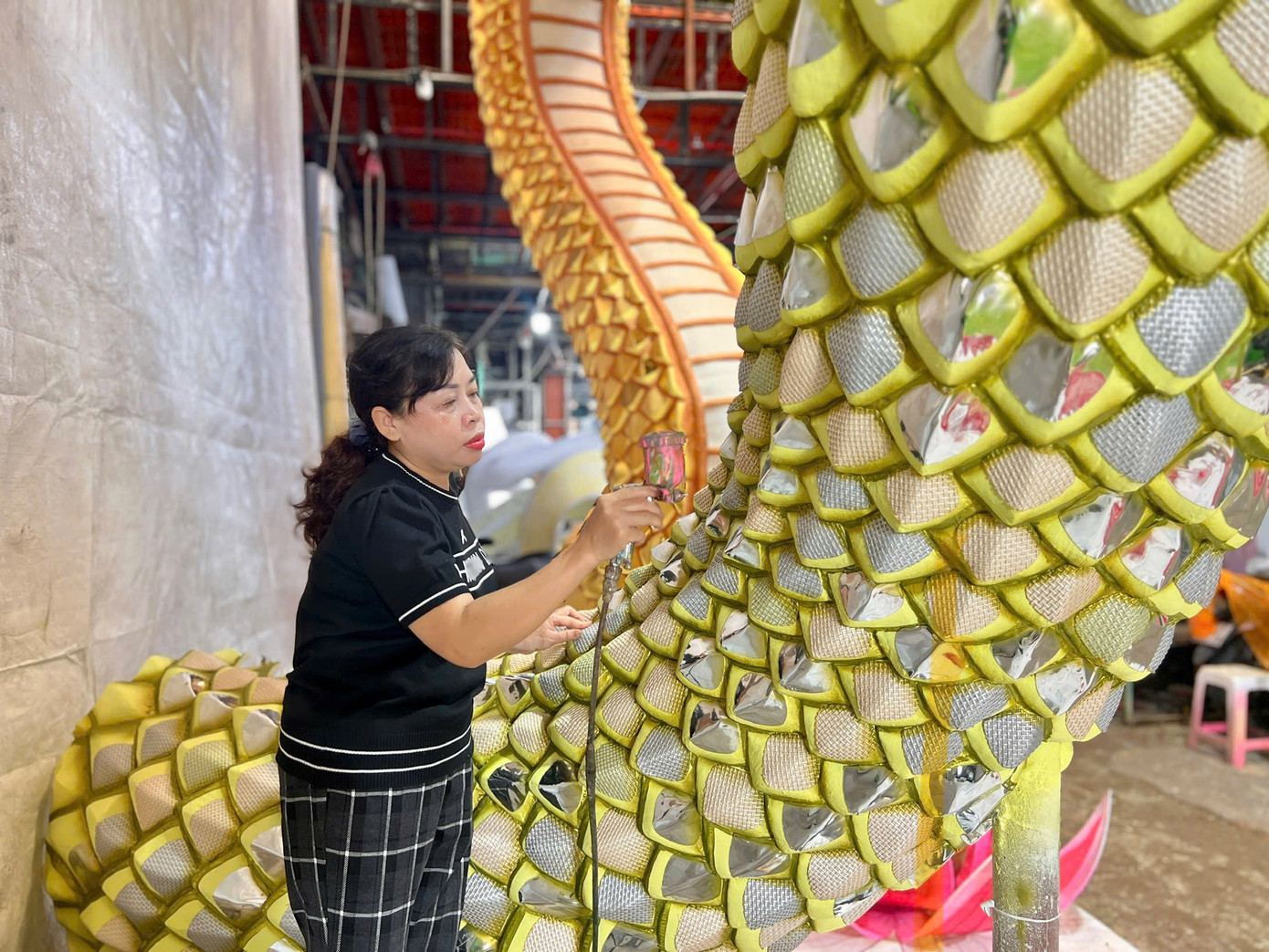 Dù chưa hoàn thiện, cặp đôi linh vật Ngân Tỵ, Kim Tỵ gây ấn tượng mạnh bởi thần thái, màu sắc bắt mắt và sự công phu của những người thợ.