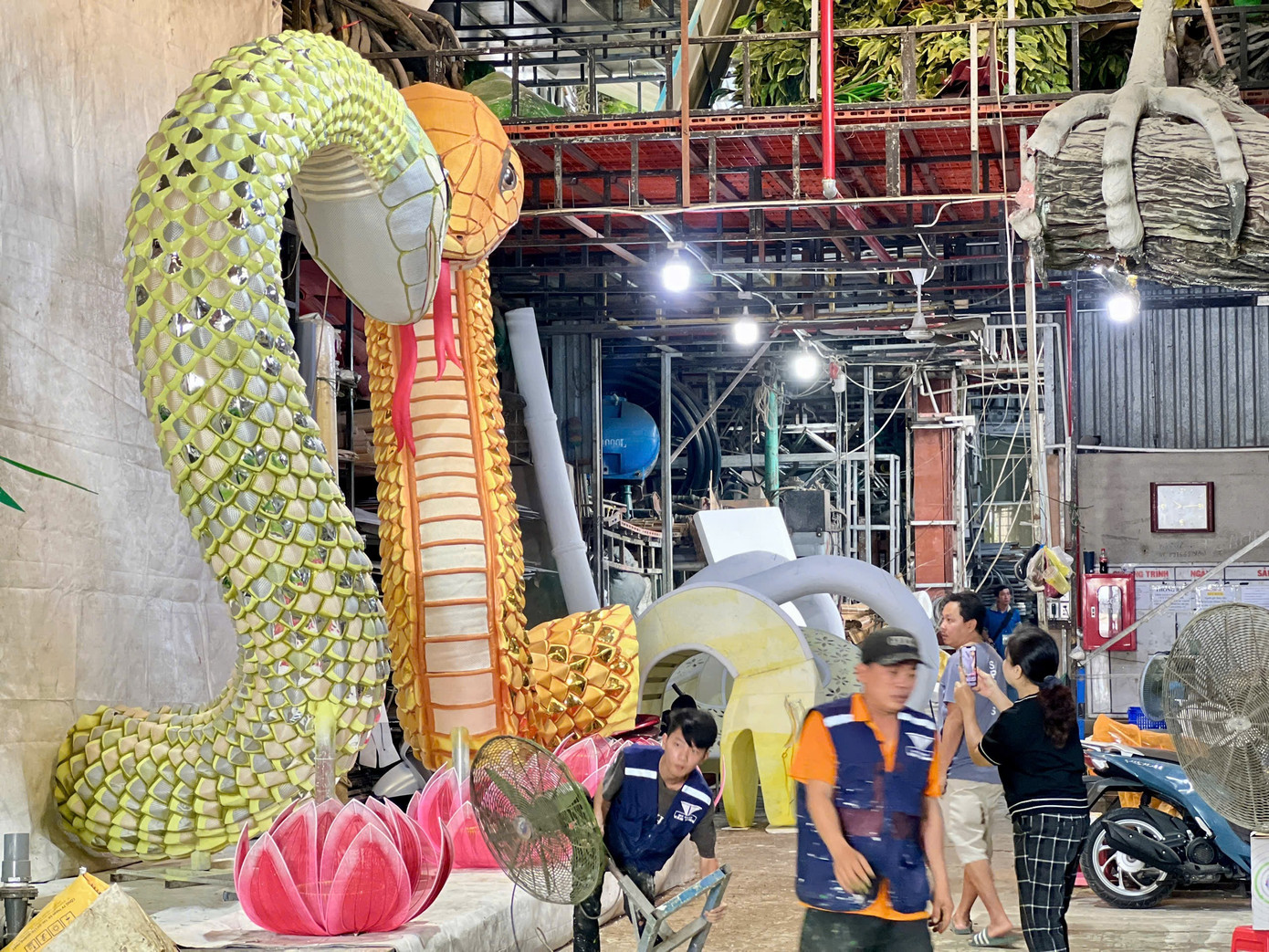 Công nhân tất bật tác tạo cặp linh vật Kim Tỵ - Ngân Tỵ và robot.