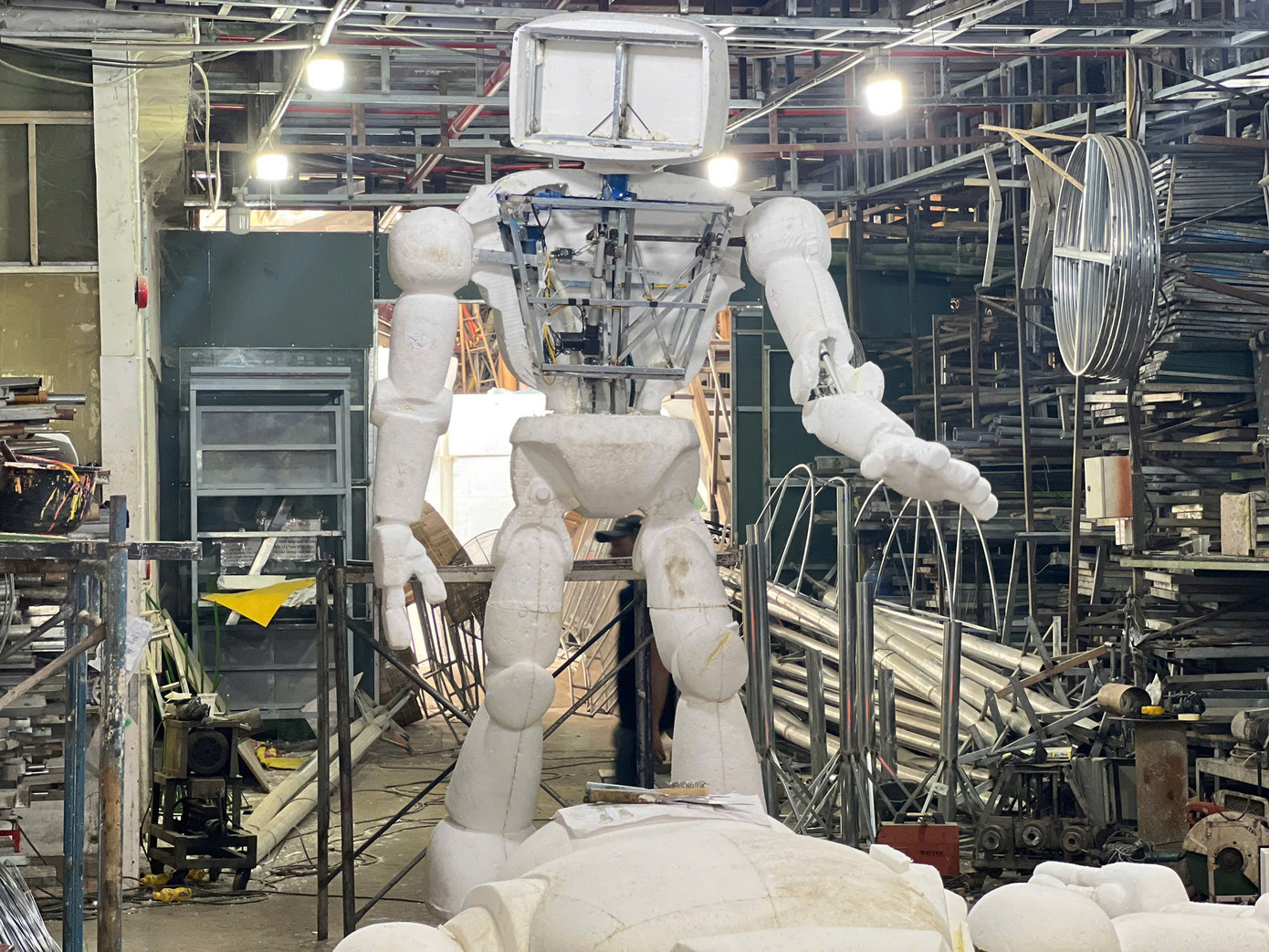 Linh vật được chế tác từ phần lớn các nguyên liệu thân thiện môi trường, có trọng lượng nhẹ và trung bình. Bên cạnh thép đảm nhiệm vai trò kết cấu chịu tải, phần đầu của linh vật được tạo nên từ 25% mút xốp và 55% lưới thép nhuyễn, trong khi phần thân có tỷ lệ mút xốp chiếm 40%.