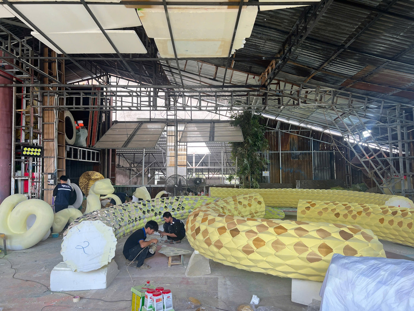 Với chủ đề Non sông gấm hoa, vui xuân thái hòa, Đường hoa Nguyễn Huệ Tết Ất Tỵ 2025 có 90 linh vật rắn, sử dụng 109.000 giỏ hoa, được mở cửa ngày 28 Tết.